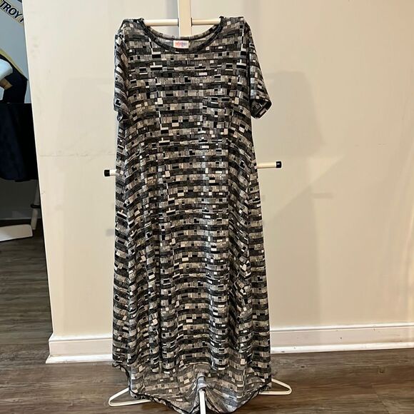 LuLaRoe Dresses & Skirts - LulaRoe size XXS Carly black & white dress.